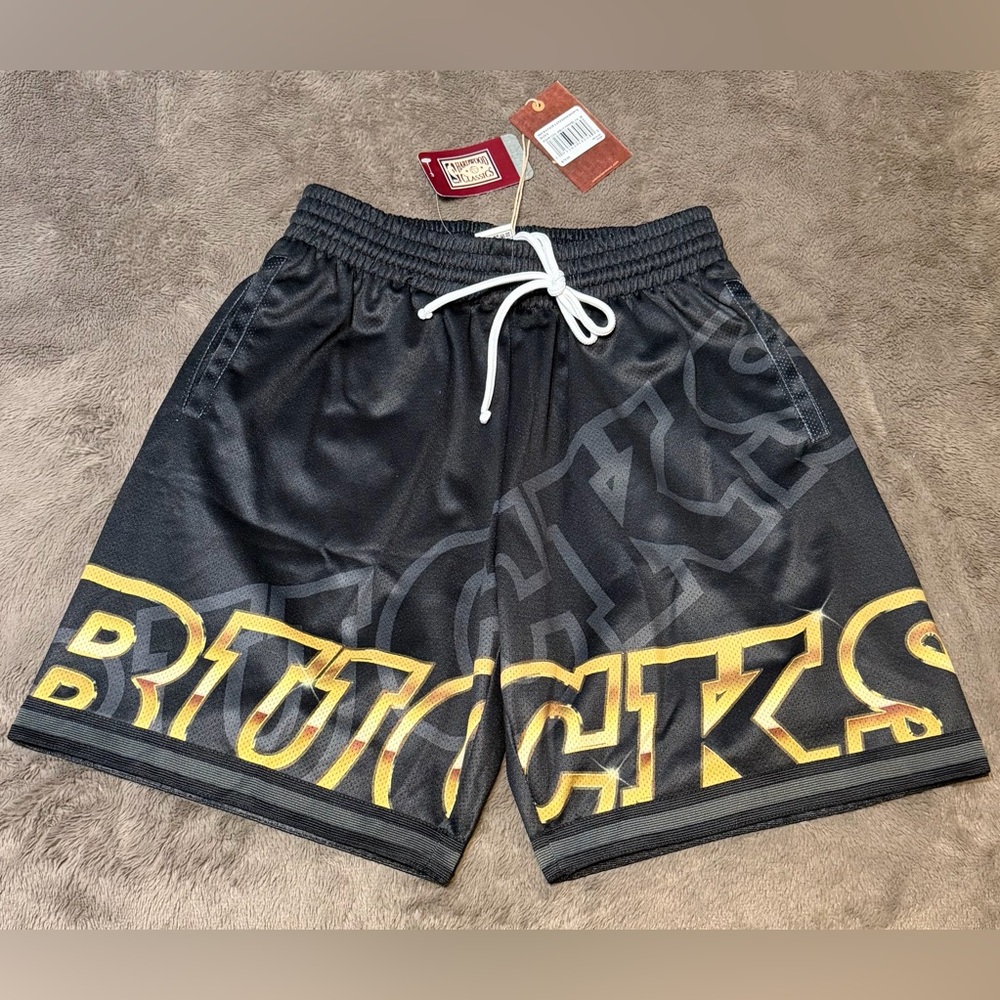 NWT - Mitchell & Ness Men’s Black & Gold Milwaukee Bucks Basketball Shorts Sz: M